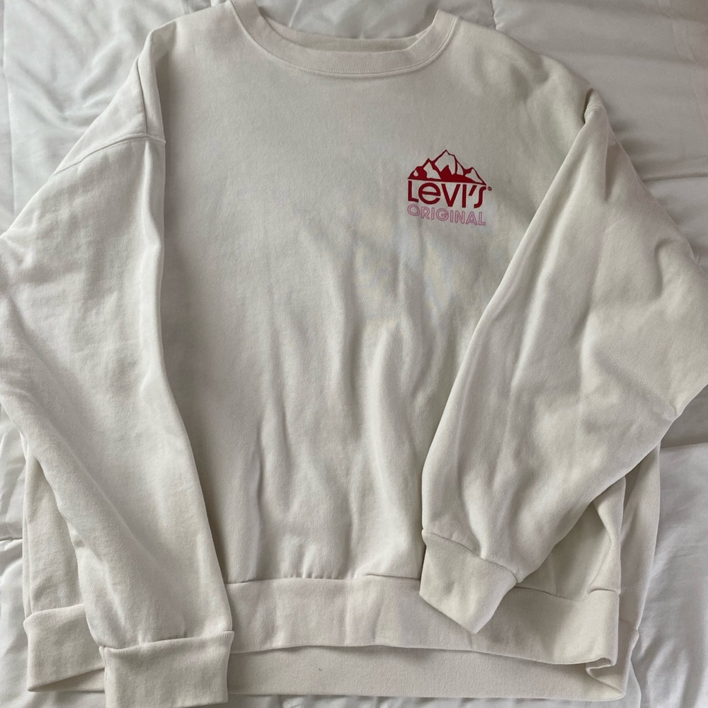 cropped levi’s creme crewneck
